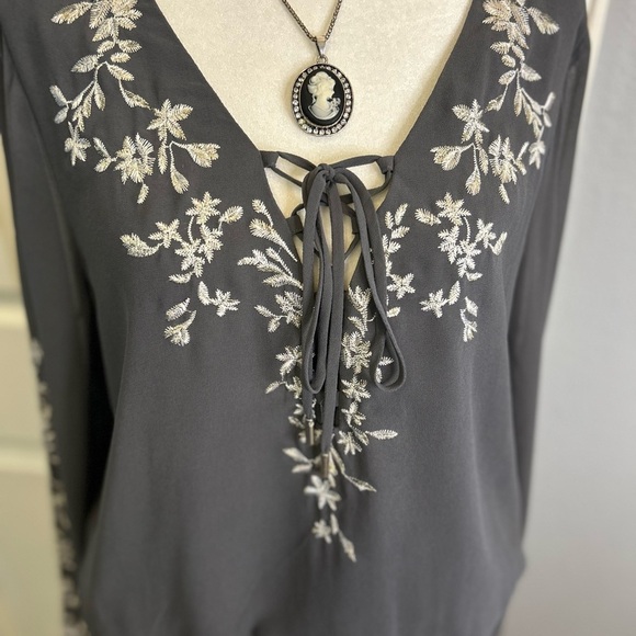 🩶”WHBM” Bluish Gray Long Sleeve Dress w/ White and Gold Floral Embroidery Sz 12🩶 - Picture 3 of 16